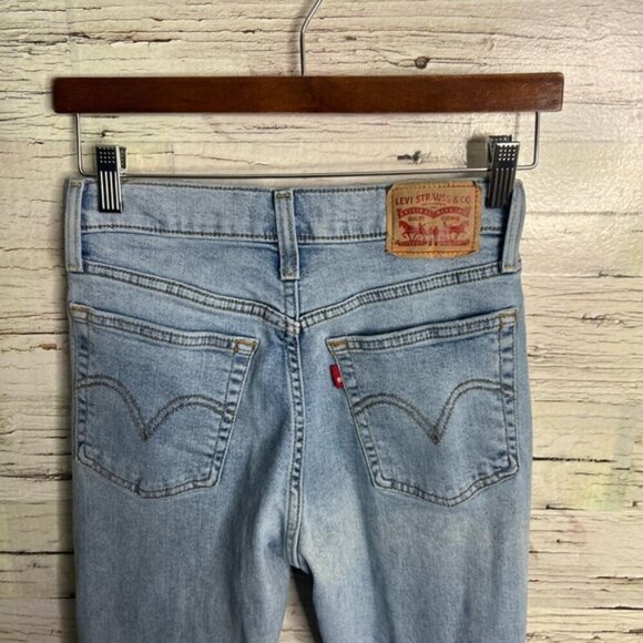 Levi's Wedgie Straight Women's Jeans Size 26  Light Denim distressed - Picture 5 of 7